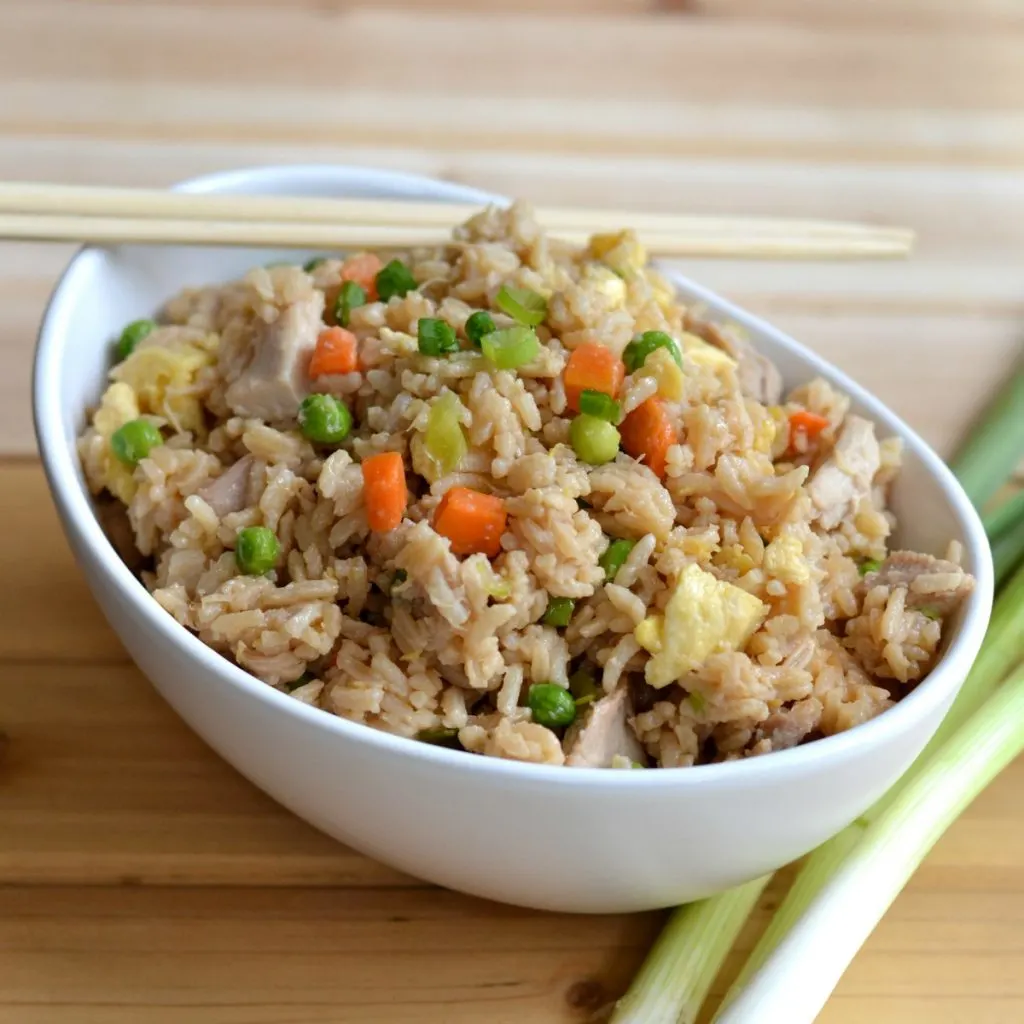 10-minute Easy Chinese Egg Fried Rice (only 6 Ingredients!)