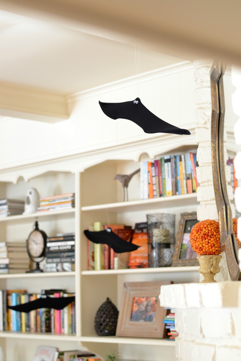 Wire hanger bats make the perfect DIY Halloween decorations.