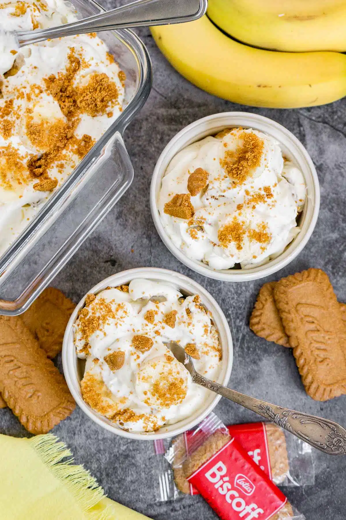 Bowls of banana pudding with biscoff cookies