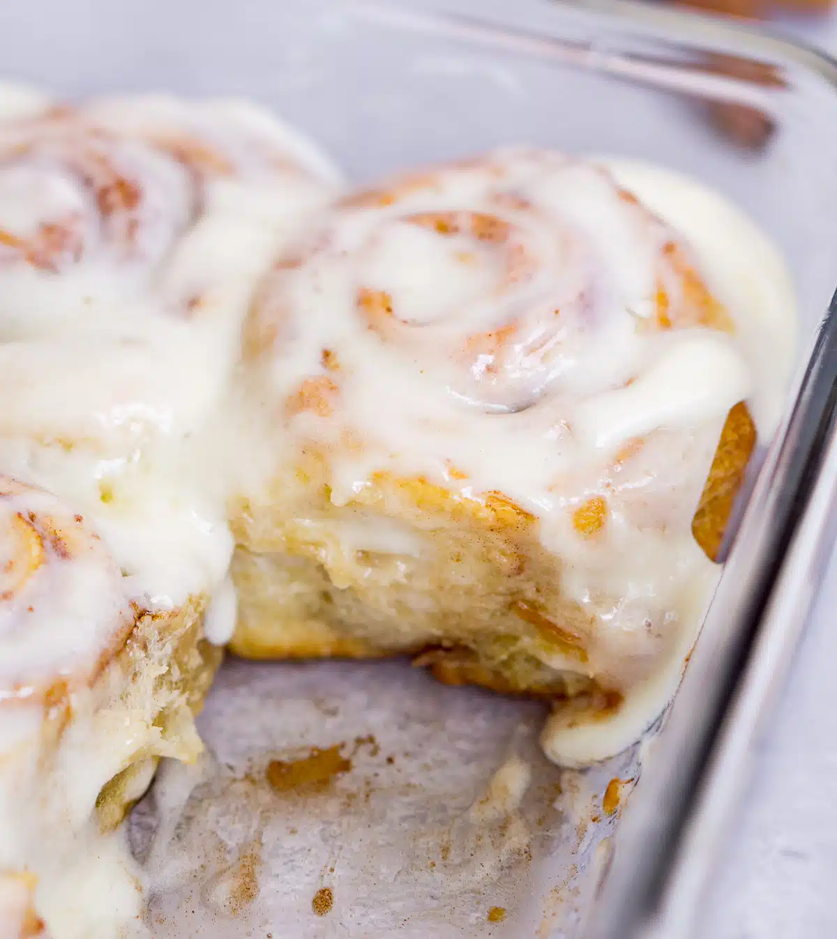 Baking pan with cinnamon rolls